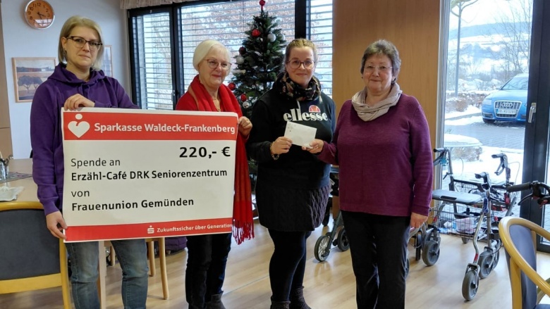 Spendenübergabe Erzählcafé